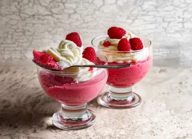 Jak zrobić mus malinowy do ciasta - prosty przepis krok po kroku