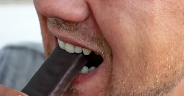 Czekoladowy batonik w ustach. Czy to możliwe, jakie słodycze na diecie?