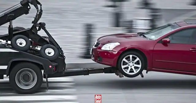 Holowanie na autostradzie: Kiedy legalne? Jak uniknąć mandatu?