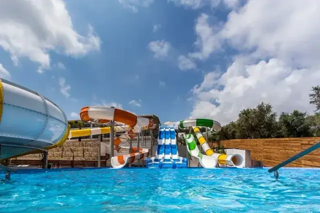 Jaki hotel na Zakynthos z dzieckiem? Oto najlepsze propozycje dla rodzin