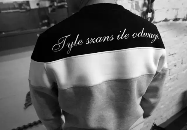 Bluza "Tyle szans, ile odwagi": gdzie kupić i jak stylizować?