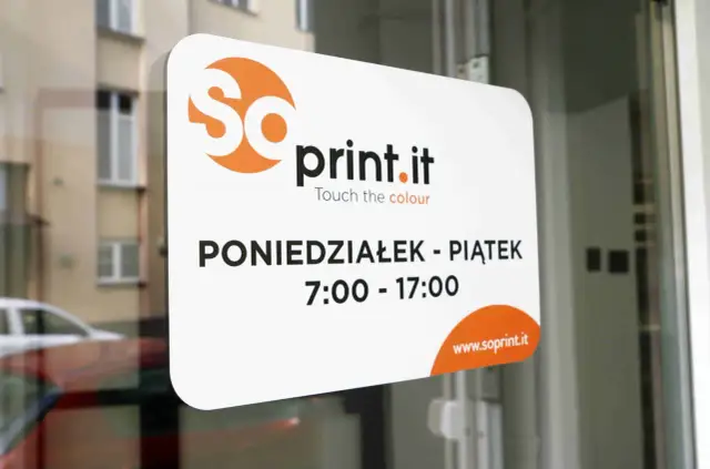 Naklejka na drzwi z logo "soprint.it", godzinami otwarcia i adresem strony.