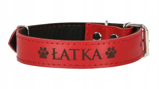 Czerwona, skórzana obroża dla psa z napisem "ŁATKA" i odciskami łap.