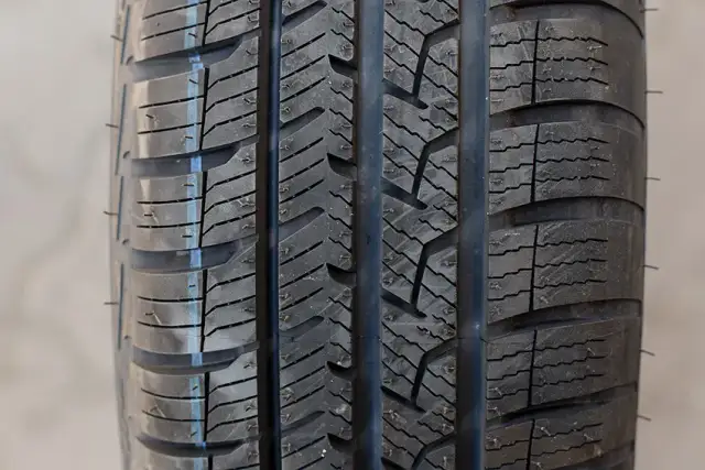 Opona kierunkowa czy asymetryczna - która zapewni lepsze bezpieczeństwo?