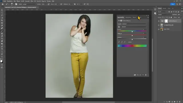 Kobieta w żółtych spodniach na tle szarym, panel z ustawieniami koloru w Photoshopie.
