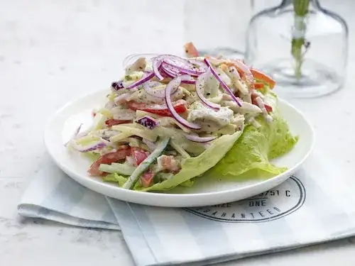 Jak zrobić sałatkę z sałaty lodowej - proste przepisy na każdą okazję