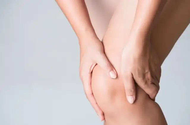 Skręcenie kolana: objawy, stopnie, pierwsza pomoc i leczenie