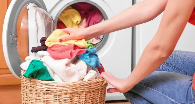 Skurczone ubrania po praniu? 5 skutecznych sposobów na ratunek