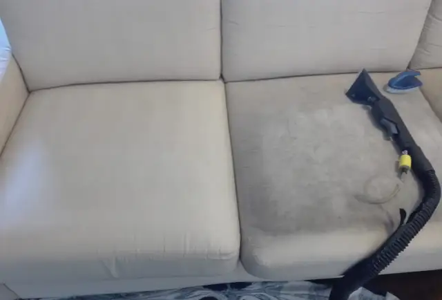 Pranie dywanów ile można zarobić? Pokazano kanapę w trakcie czyszczenia, połowa jest już czysta, druga brudna.
