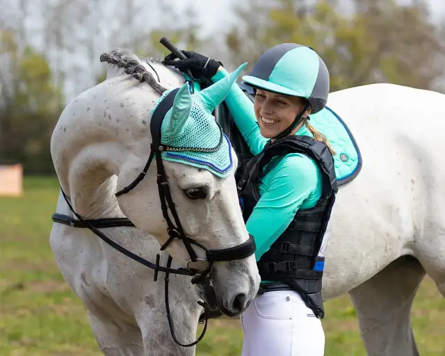 Czapka do jazdy konnej? Poznaj kask jeździecki i wybierz bezpiecznie