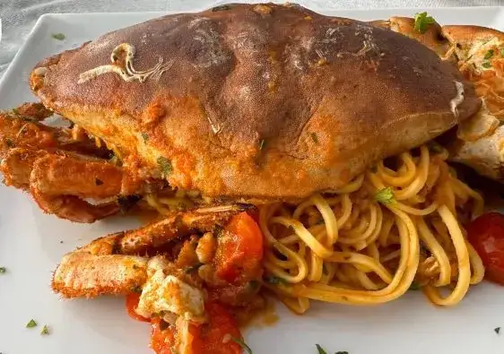 Gdzie zjeść w Polignano a Mare? Przewodnik po smakach i widokach