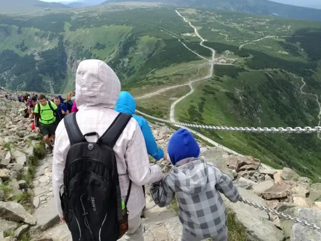 Jakim szlakiem z dzieckiem na Śnieżkę - najłatwiejsze trasy i porady
