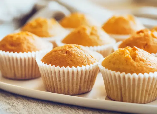 Jak upiec babeczki bez foremek? Sprawdzone metody i porady