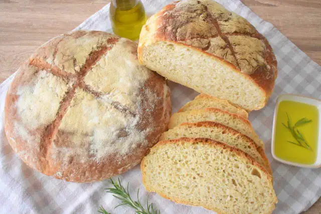 Chleb z ziemniaków: Resztki z obiadu? Sekret wilgotnego pieczywa!