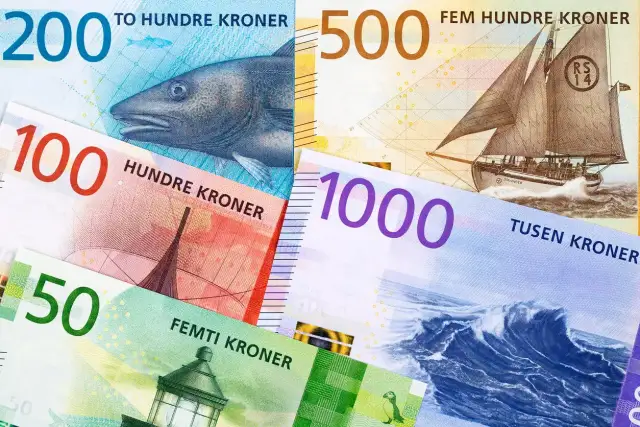 Norweskie banknoty o nominałach 50, 100, 200, 500 i 1000 koron.