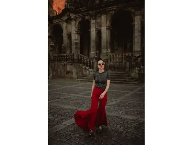 Jaką bluzkę do czerwonych spodni wybrać, aby wyglądać świetnie?