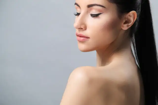 Ile trzymają się przedłużone rzęsy i jak przedłużyć ich trwałość