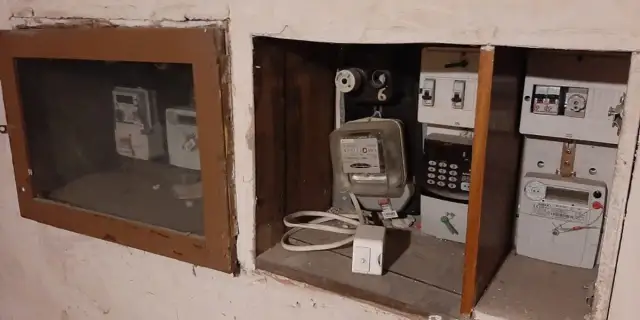 Nielegalne podłączenie prądu: Konsekwencje i bezpieczne alternatywy