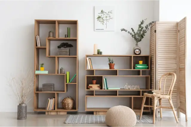 Jak odnowić stary segment pokojowy? Nowoczesne, drewniane regały z dekoracjami i książkami.