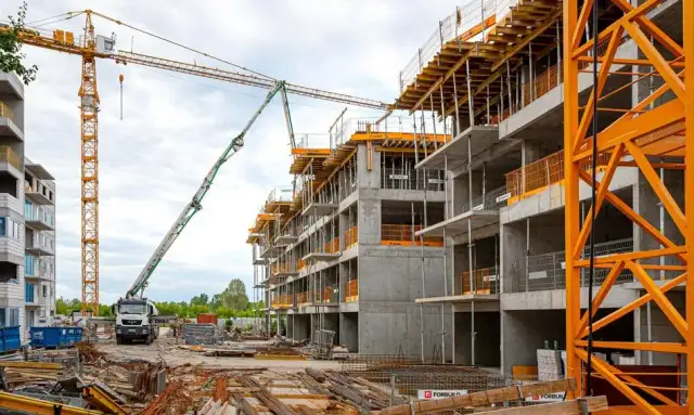 Branża w której działa deweloper: Kluczowe informacje i wyzwania