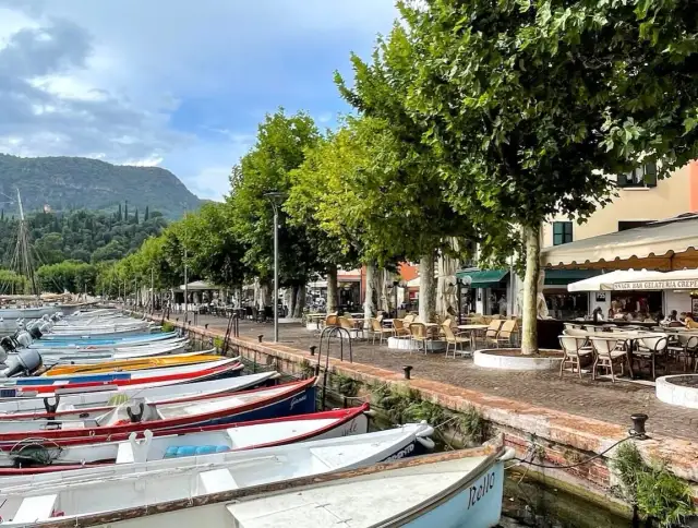 Najlepsze miejsca na jedzenie w Desenzano del Garda z widokiem