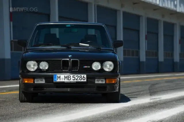 Ile koni ma BMW M5? Moc od E28 do hybrydy G90 zaskoczy Cię!