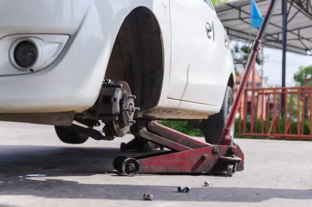 Gdzie jest lewarek w Opel Vivaro? Odkryj kluczowe miejsca podparcia