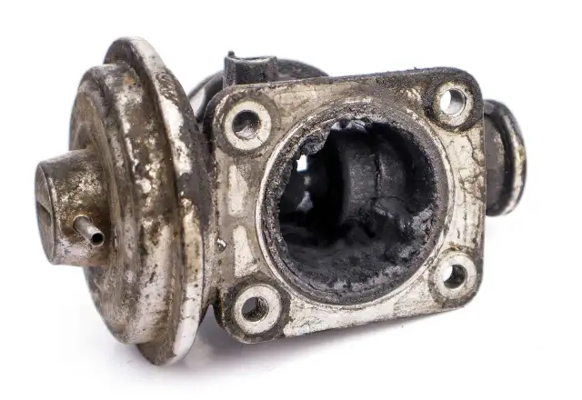 Uszkodzona chłodnica recyrkulacji spalin – objawy, które mogą zaskoczyć