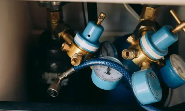 Jak zakręcić zawór gazu przy liczniku i uniknąć niebezpieczeństwa