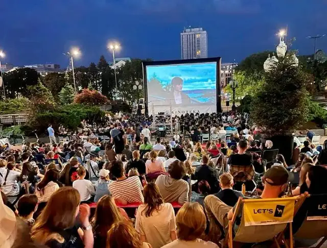 Gdzie grają film Polityka w Warszawie? Sprawdź najlepsze kina!