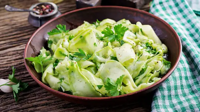 Roher Zucchini-Salat: Schnell, einfach, garantiert lecker!