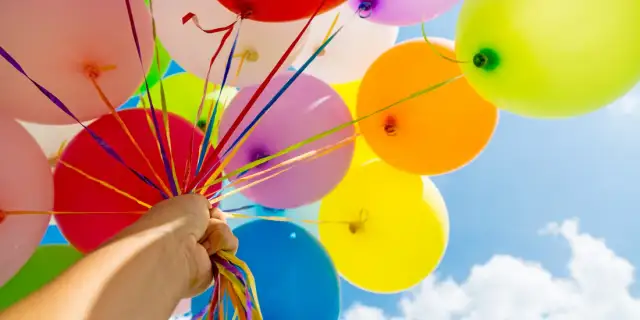 Balony na hel: jak długo się unoszą i jak przedłużyć ich życie?