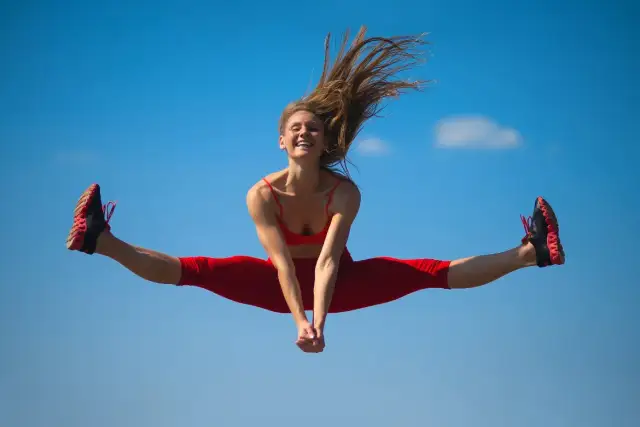 Jak wykonać szpagat jak Van Damme? Sekrety treningu mistrza!