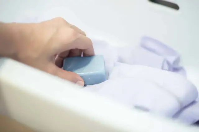 Jak usunąć klej z bluzy? Bezpieczny poradnik krok po kroku