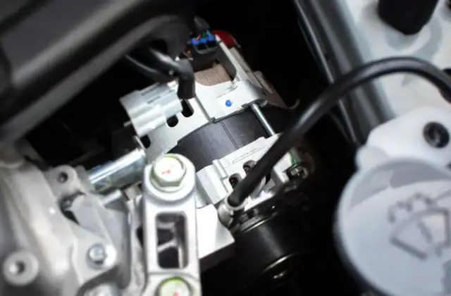 Zbliżenie na alternator samochodowy 1.9 TDI z widocznym sprzęgłem.