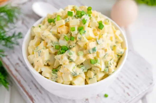 Jak zrobić sałatkę jajeczną w 20 minut – prosta i smaczna receptura