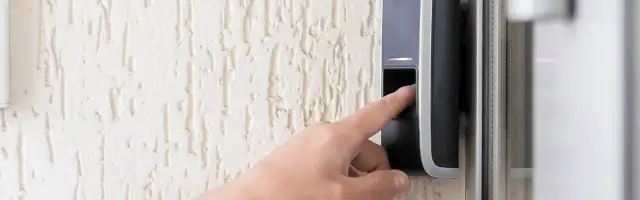 Jak otworzyć drzwi z domofonem bez klucza - proste i bezpieczne metody