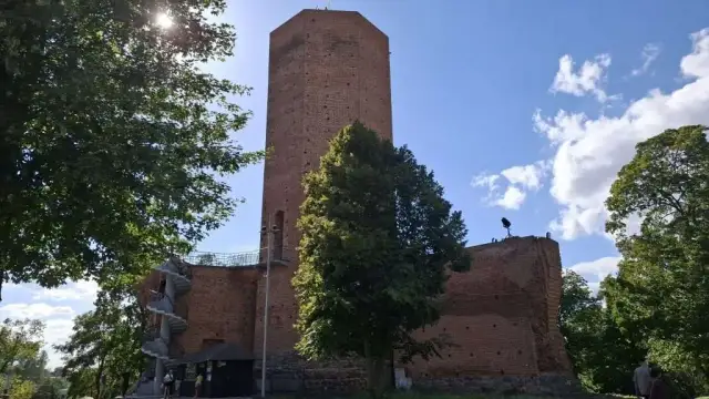 Zamek w Kruszwicy: Fascynująca historia i tajemnice, które musisz poznać