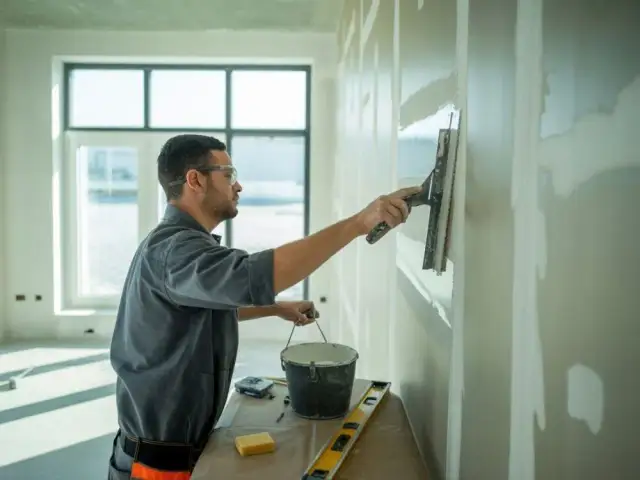 Tynk czy płyta gipsowa - co wybrać, aby uniknąć kosztownych błędów?