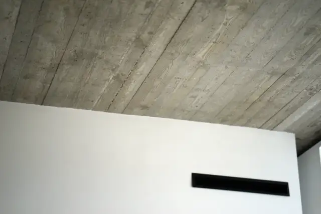 Jak wykończyć sufit betonowy: 5 skutecznych metod dekoracji