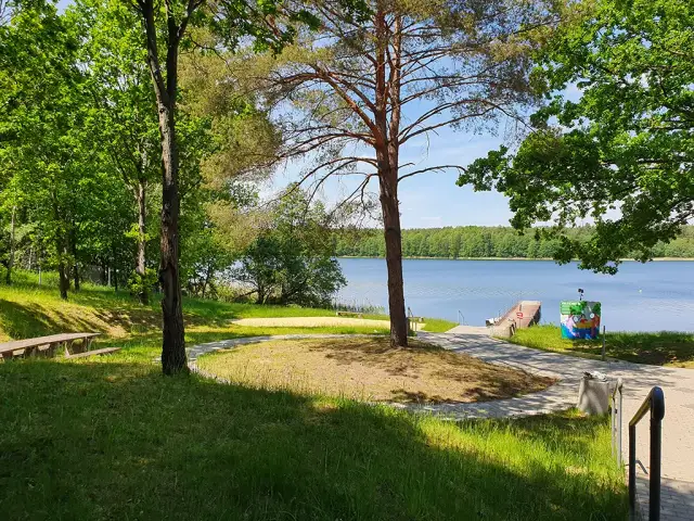 Najlepsze pola namiotowe nad jeziorem w Dolnym Śląsku na wypoczynek