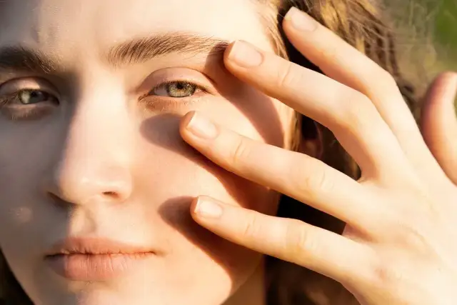 Czy serum z witaminą C można stosować pod oczy? Sprawdź, zanim użyjesz