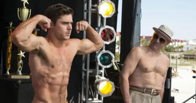 Młody mężczyzna napina mięśnie obok starszego pana w kapeluszu. Co ty wiesz o swoim dziadku?