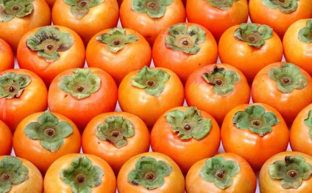 Sezon na kaki: kiedy najlepiej kupić dojrzałe owoce?