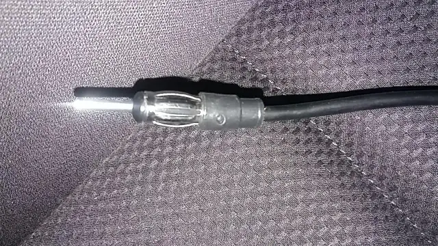 Jak podłączyć zasilanie anteny samochodowej bez błędów i problemów