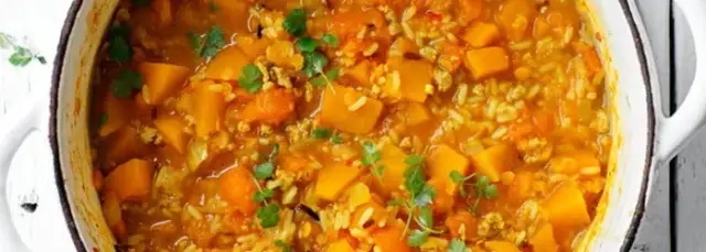 Pyszna zapiekanka ryżowa z dynią, mielonym mięsem i pomidorami