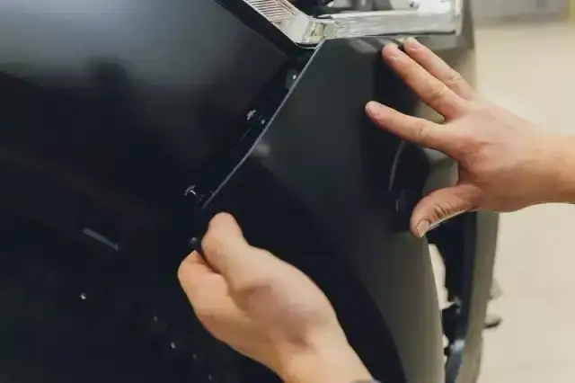 Jak wyprostować plastikowy zderzak - skuteczne metody na wgniecenia