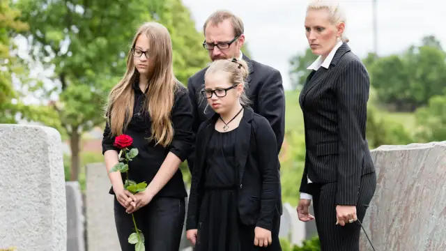 Czy na pogrzebie można mieć czapkę? Sprawdź zasady i etykietę