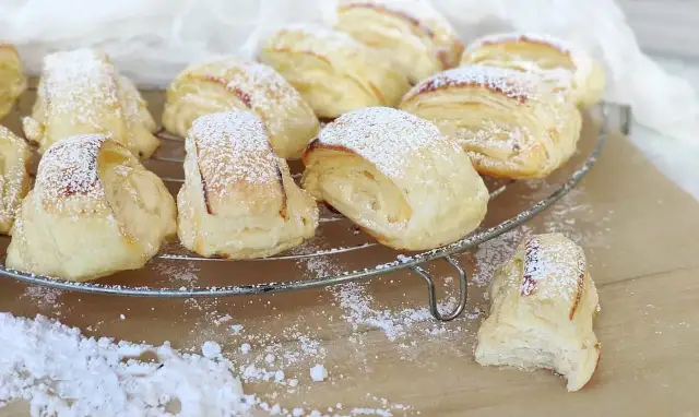 Pyszne ciasto półfrancuskie serowe - prosty przepis krok po kroku