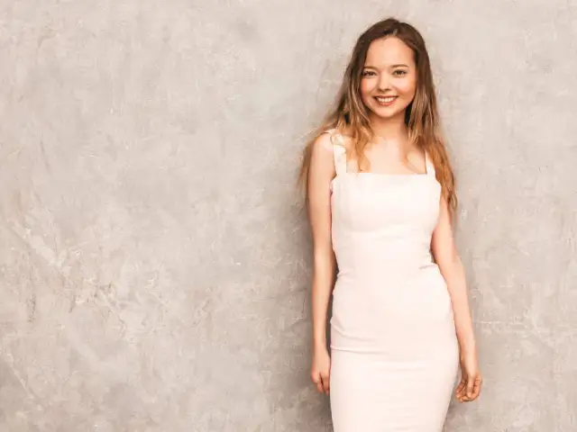 Beżowa sukienka na wesele? Sprawdź, czy wypada i jak ją nosić!